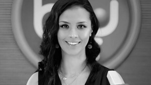 Moderátorku zabila obrovská obrazovka, nešťastie zachytili kamery