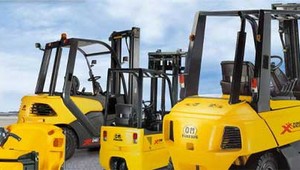 Smrteľná nehoda v Žiline. Vysokozdvižný vozík sa prevrátil na 63-ročného muža