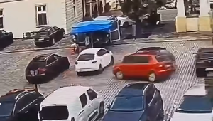 Vodička nezvládla parkovanie, divokou jazdou poškodila šesť áut