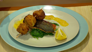 Banány v cestíčku s lososom, baby špenátom a s mandarínkovou omáčkou