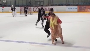 Besnenie matky na ľade počas zápasu búra internet