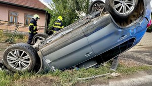 Ranná cesta mladého vodiča skončila nešťastne: Auto sa prevrátilo na strechu