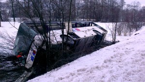 Linkový autobus skončil v priekope, 8 zranených