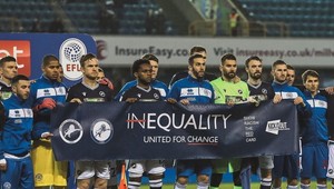 Bučanie počas kľačania, potom udobrenie. Millwall sa zmieril s fanúšikmi