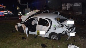 Taxikár vošiel na priecestie. Nákladný vlak už zrážke nedokázal zabrániť