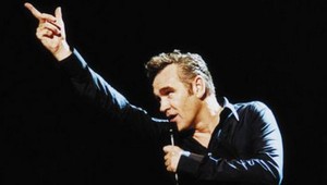 Spevák Morrissey skolaboval počas koncertu, jeho stav je stabilizovaný