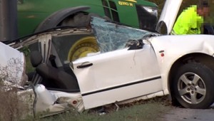 Zrážka traktora s autom si vyžiadala dvoch zranených. Po 14-ročného chlapca letel vrtuľník