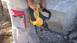 Vyhrážky so zbraňou v ruke a takmer tri promile. Za všetkým je hluk zo zbíjačky