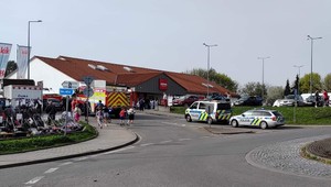 Auto pred supermarketom zrazilo niekoľko ľudí. Medzi zranenými sú aj deti