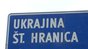 Policajt nabúral do stromu priamo pred oddelením. Dychová skúška odhalila alkohol