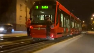Hazard so životom. Mladíci sa viezli na električke