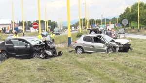 Policajt za volantom nedal prednosť idúcemu autu. Mladá vodička mala auto len pár dní