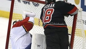 VIDEO. Čech Dvořák zranil brankára Floridy Luonga