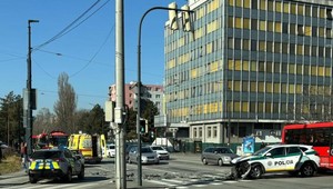 Zrážka policajného a osobného auta: Vodička skončila v nemocnici