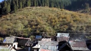 Chránený bobor a nechránená osada. Obyvateľom sa kopec zosúva na obydlia