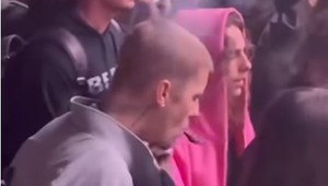 Nedokázal odolať pokušeniu ani pred mladším bratom..? Bieberova manželka ho radšej odviedla!