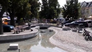 Kúpanie vo fontáne nemusí byť dobrý nápad. Okrem chorôb hrozí aj pokuta