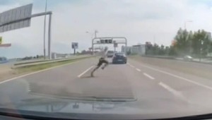 Polonahý muž bežal cez D1, vodič ho minul o centimetre. Neskôr ohrozoval aj policajtov