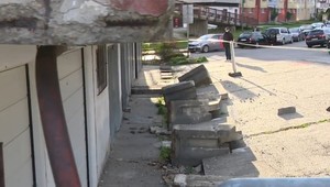 V hlavnom meste sa zrútila časť betónovej terasy. Na jej stav upozorňovali dlho