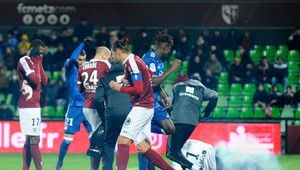 Duel v Métach ukončila pyrotechnika. Odniesol si to gólman Lyonu