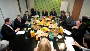 Koniec letnej pauzy, Radičová a spol. za jedným stolom