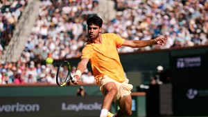 Alcaraz prvýkrát v sezóne porazený, vo finále Medvedev so Sinnerom