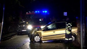 Vodič autobusu počas jazdy odpadol. Zdemoloval všetko, čo mu stálo v ceste