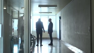 Muž mal zabiť svojho priateľa. Jeho otec povedal pred súdom len jednu vetu