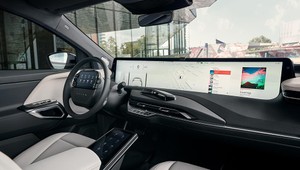 Automobil so 48-palcovou obrazovkou smeruje do výroby