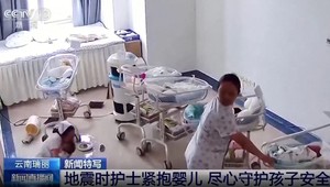 Dojemné video sestričiek, ktoré počas zemetrasenia chránili novorodencov vlastným telom