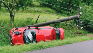 Auto skončilo pod elektrickým stĺpom. Zasahovať museli pracovníci elektrární