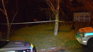 Expartner zhodil ženu z úskalia Kalvárie. Dopadla na strechu budovy