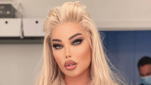 Niekdajší Ken, dnes Barbie si neustrážila nové mega prsia! Ukázala rovno aj bradavku!