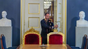 Kráľ je mŕtvy, nech žije kráľ. Nórsko má nového panovníka