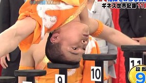 Jediný možný súper Chucka Norrisa? Do schodov po hlave!