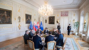 Závery okrúhleho stola: Koalícia i opozícia odmietajú vyslanie vojakov SR na Ukrajinu