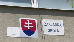 Polícia zasahovala na základnej škole, žiak sa mal vyhrážať učiteľke