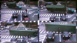 VIDEO. Odfúknutý náves z kamiónu tesne minul motorkára