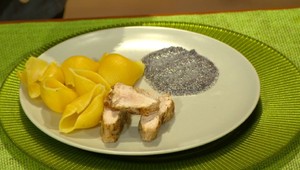 Kuracie prsia s vínovo-makovou omáčkou a cestoviny