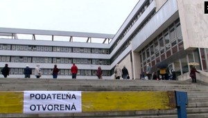 Uvoľnené opatrenia spôsobili v Košiciach chaos. Pred magistrátom boli niekoľkohodinové rady
