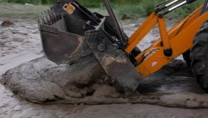 Vlaky zablokovalo bahno. Robotníci s lopatami nestačili