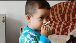 Otrasné: Internetom sa šíri video, v ktorom fajčí rozkošné batoľa!