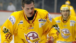 Valčáka hokejka takmer podrezala!