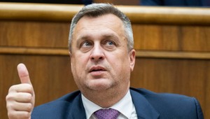 Ak Pellegrini podporí vyššie výdavky na obranu, robí to bez mandátu, vyhlásil šéf SNS