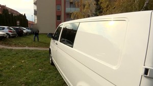 Žena, ktorú syn napadol nožom, sa po týždni prebrala. V nemocnici ale ostáva