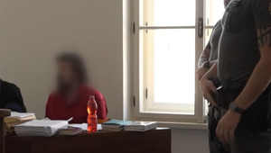 Mal ju znásilniť a vydierať. On to popiera a ako dôkaz má video