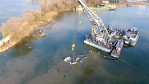 Potopený remorkér už vytiahli. Z takmer 120 tonového kolosu vytekala aj nafta