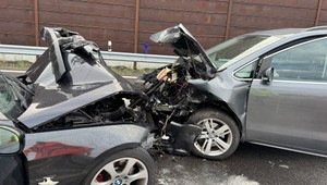 Čelná zrážka spôsobila obmedzenia v doprave. Zranili sa štyria ľudia