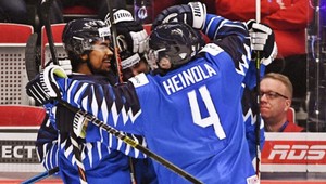 Nemecko má sotva dostatok hráčov, v premiére ich obstreľovali Fíni