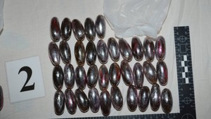 Cudzinec na Slovensko prepašoval v bruchu 45 kapsúl hašišu